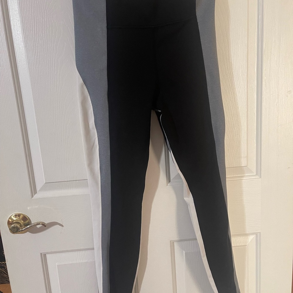 Athleta Black White and Gray Crest Colorblock Tights Size Medium